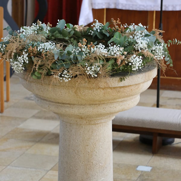 blumen-dauner-gerstetten-hochzeit-kirchendeko-01-min