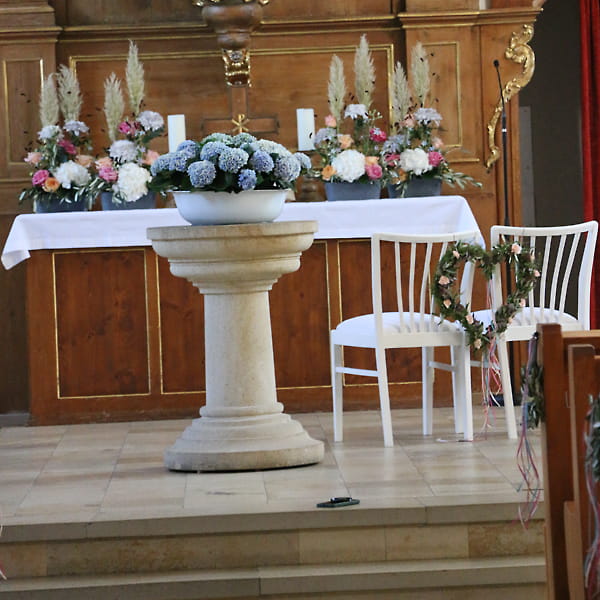 blumen-dauner-gerstetten-hochzeit-kirchendeko-04-min
