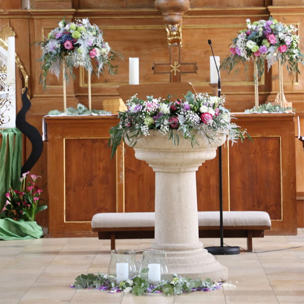 blumen-dauner-gerstetten-hochzeit-kirchendeko-06-min